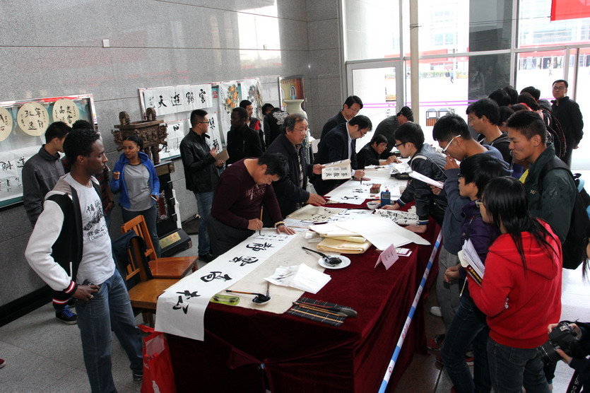 翰墨飄香，書(shū)寫(xiě)青春——我校2014年度大學(xué)生鋼筆、粉筆規(guī)范字書(shū)寫(xiě)大賽優(yōu)秀作品展暨筆會(huì)圓滿(mǎn)舉行